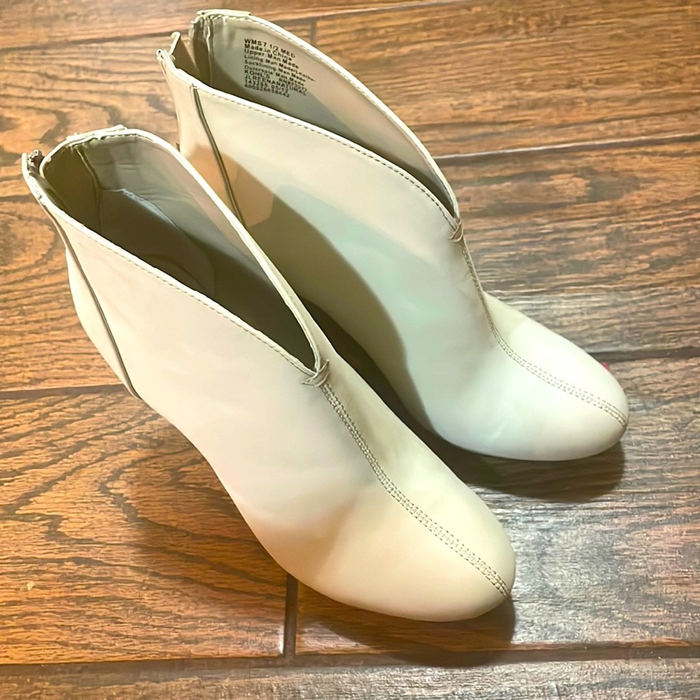 JLO beige ankle boots. Never worn, new condition, size 7.5